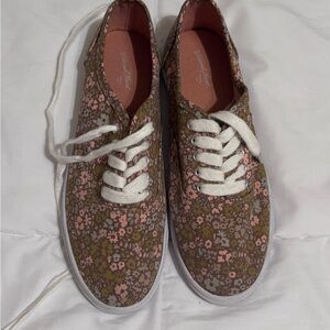 Universal Thread Women’s Sneakers - size 7